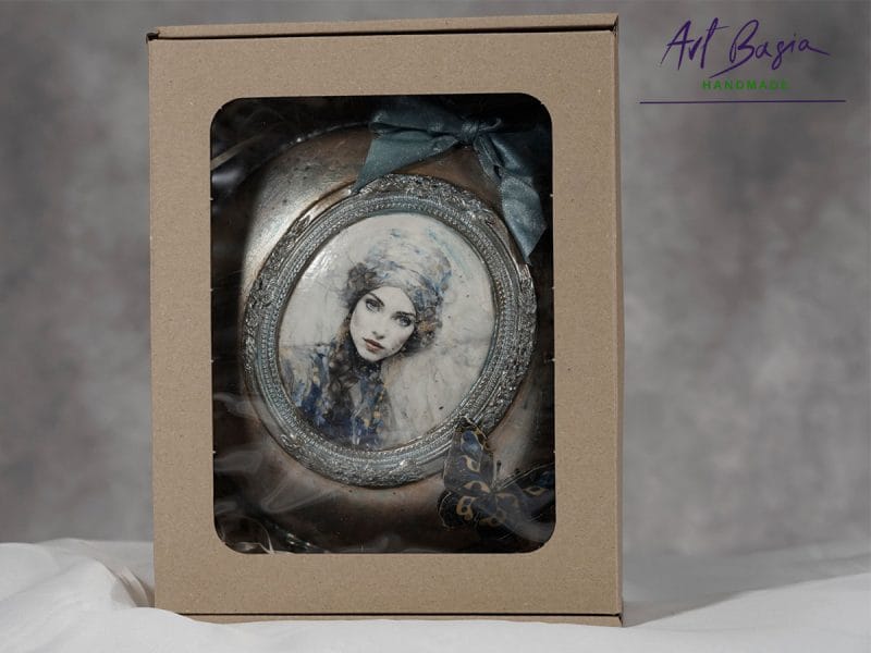 Artystyczna ozdoba fantasy z portretem kobiety w ozdobnej ramie – rękodzieło ArtBasia w ozdobnym pudełku