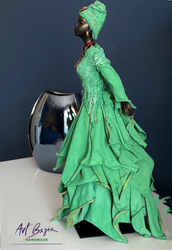 Afrykanka w zielonej sukni – ręcznie robiona figurka z charakterem 14 a statue of a woman in a green dress
