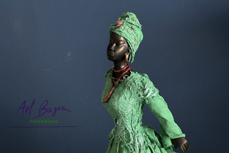 Afrykanka Figurka kobiety w zielonej sukni i turbanie, rękodzieło Art Basia.