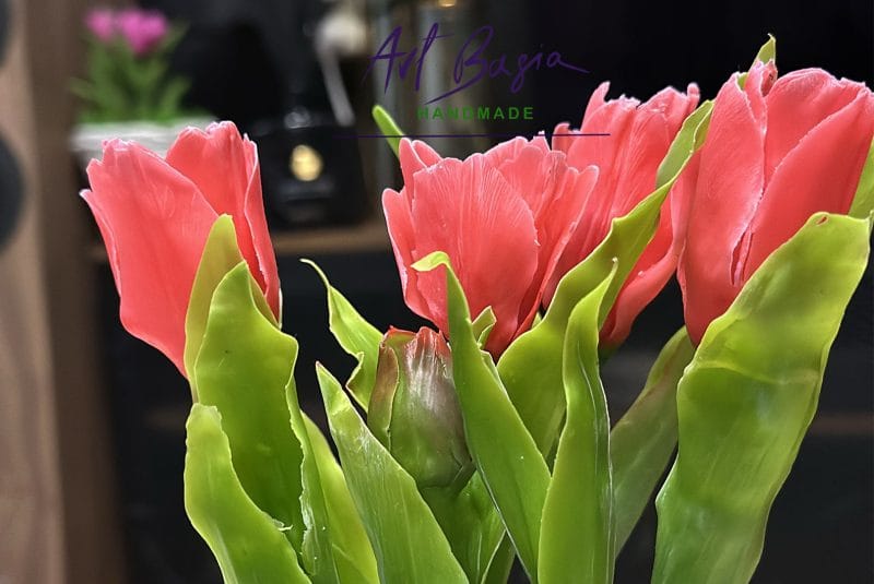 Tulipany z zimnej porcelany – wiosna, która nie przemija 1 Czerwone tulipany wykonane z zimnej porcelany na tle rozmytego wnętrza, dzieło handmade od ArtBasia"