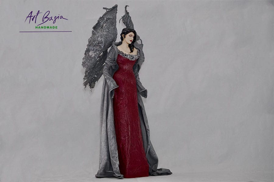 Figurka anioła z Powertexu w bordowej sukni i szarym płaszczu – dekoracja handmade ArtBasia.