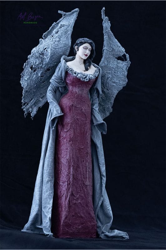 Nr 76 Strażniczka Zmierzchu - figurka anioła z Powertexu i masy papierowej | Artbasia 7 Gotycka figurka anioła z bordową suknią i dramatycznymi skrzydłami z Paperdecoration, wykonana w technice Powertex.