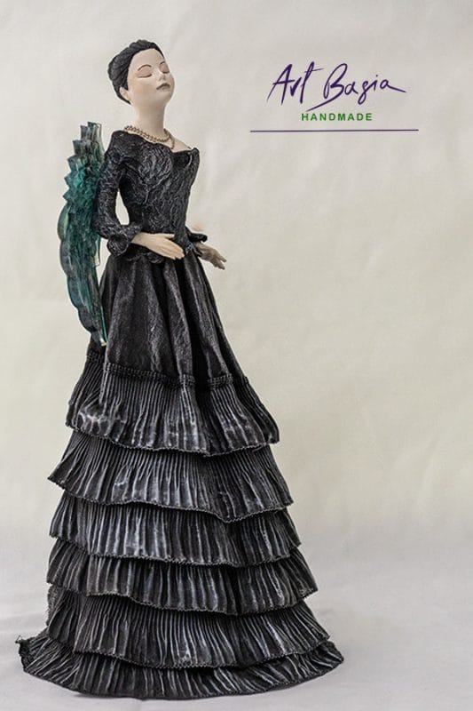 Nr 75 - Tajemnicza figurka handmade z żywicy i Powertexu – unikatowa dekoracja ArtBasia 7 Aniol powertex w czarnej sukni artbasia 8