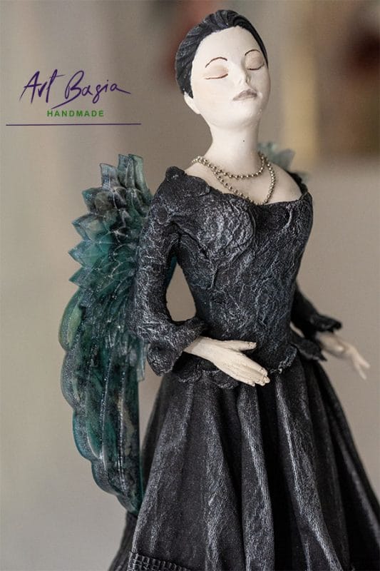 Nr 75 - Tajemnicza figurka handmade z żywicy i Powertexu – unikatowa dekoracja ArtBasia 9 Aniol powertex w czarnej sukni artbasia 9
