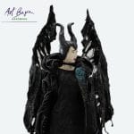 Portretowa perspektywa figurki Diaboliny – frontalne ujęcie z wyraźnym detalem laski i twarzy – ArtBasia Handmade