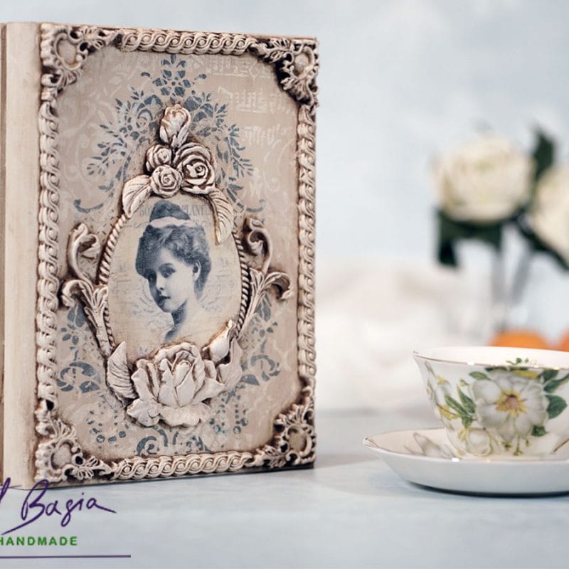 Drewniana szkatułka księga z reliefem i wizerunkiem dziewczynki w stylu vintage, handmade ArtBasia