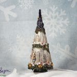 Ręcznie wykonana dekoracyjna choinka zimowa z reniferem i domkami, handmade świąteczna ozdoba vintage 56 cm