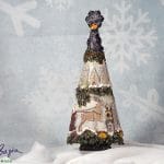 Ręcznie wykonana dekoracyjna choinka zimowa z reniferem i domkami, handmade świąteczna ozdoba vintage 56 cm