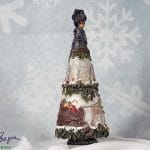 Ręcznie wykonana dekoracyjna choinka zimowa z reniferem i domkami, handmade świąteczna ozdoba vintage 56 cm