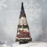 Ręcznie wykonana dekoracyjna choinka zimowa z reniferem i domkami, handmade świąteczna ozdoba vintage 56 cm