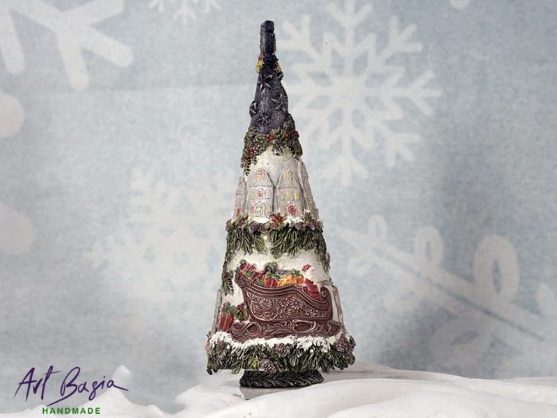 Ręcznie wykonana dekoracyjna choinka zimowa z reniferem i domkami, handmade świąteczna ozdoba vintage 56 cm