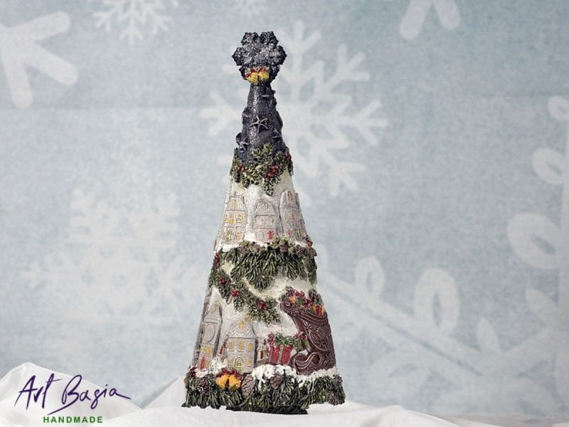 Ręcznie wykonana dekoracyjna choinka zimowa z reniferem i domkami, handmade świąteczna ozdoba vintage 56 cm