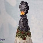 Ręcznie wykonana dekoracyjna choinka zimowa z reniferem i domkami, handmade świąteczna ozdoba vintage 56 cm