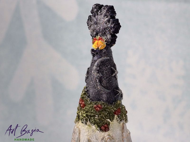 Ręcznie wykonana dekoracyjna choinka zimowa z reniferem i domkami, handmade świąteczna ozdoba vintage 56 cm