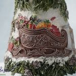 Ręcznie wykonana dekoracyjna choinka zimowa z reniferem i domkami, handmade świąteczna ozdoba vintage 56 cm