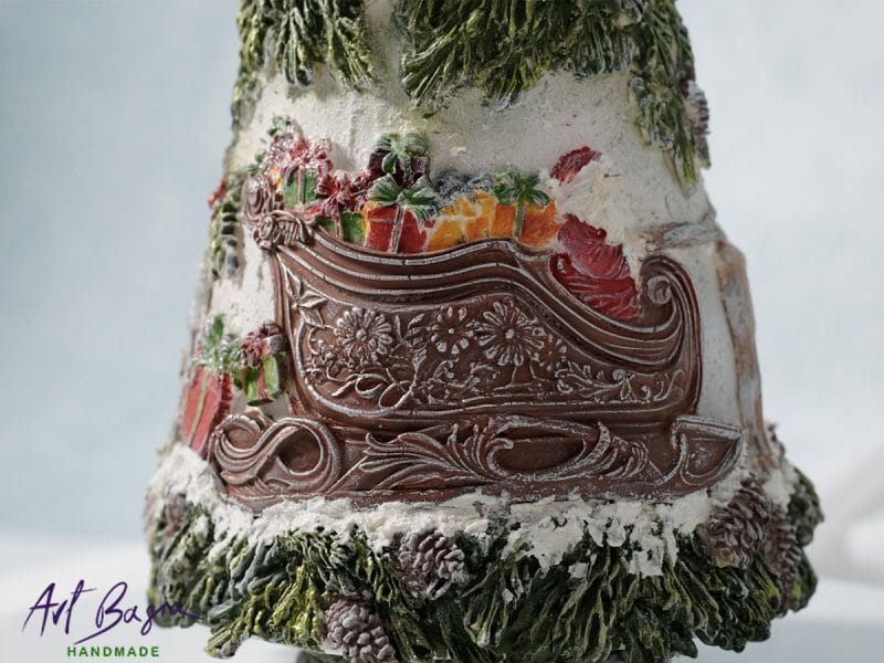 Ręcznie wykonana dekoracyjna choinka zimowa z reniferem i domkami, handmade świąteczna ozdoba vintage 56 cm