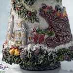 Ręcznie wykonana dekoracyjna choinka zimowa z reniferem i domkami, handmade świąteczna ozdoba vintage 56 cm
