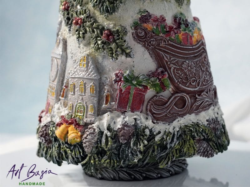 Ręcznie wykonana dekoracyjna choinka zimowa z reniferem i domkami, handmade świąteczna ozdoba vintage 56 cm
