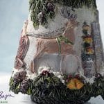 Ręcznie wykonana dekoracyjna choinka zimowa z reniferem i domkami, handmade świąteczna ozdoba vintage 56 cm