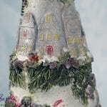 Ręcznie wykonana dekoracyjna choinka zimowa z reniferem i domkami, handmade świąteczna ozdoba vintage 56 cm
