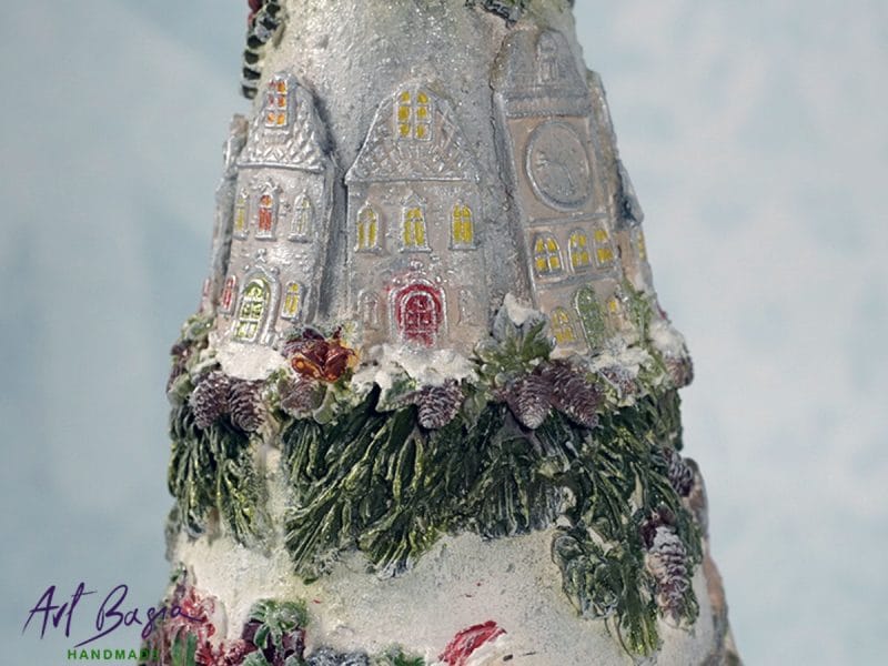 Ręcznie wykonana dekoracyjna choinka zimowa z reniferem i domkami, handmade świąteczna ozdoba vintage 56 cm