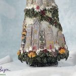 Ręcznie wykonana dekoracyjna choinka zimowa z reniferem i domkami, handmade świąteczna ozdoba vintage 56 cm