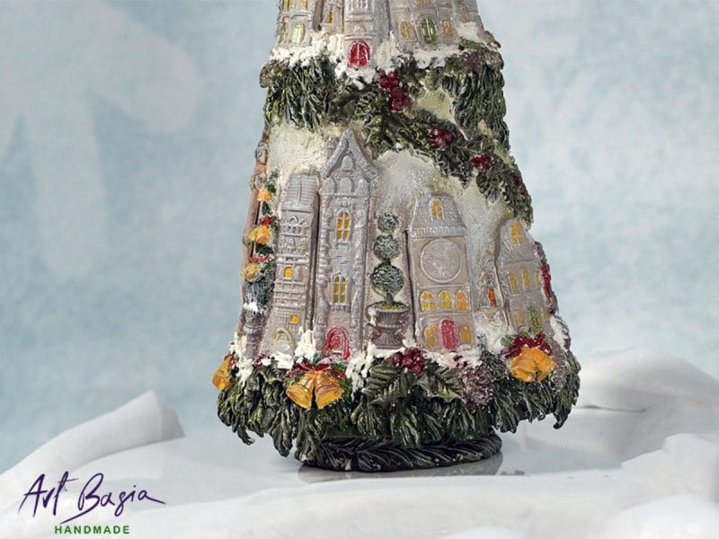 Ręcznie wykonana dekoracyjna choinka zimowa z reniferem i domkami, handmade świąteczna ozdoba vintage 56 cm