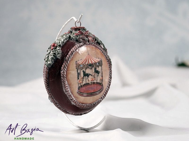 Medalion świąteczny 12 cm z grafiką karuzeli, ręcznie zdobiony, ArtBasia Handmade.
