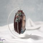 Dwustronny medalion świąteczny 12 cm z drugą grafiką karuzeli, ręcznie wykonany.