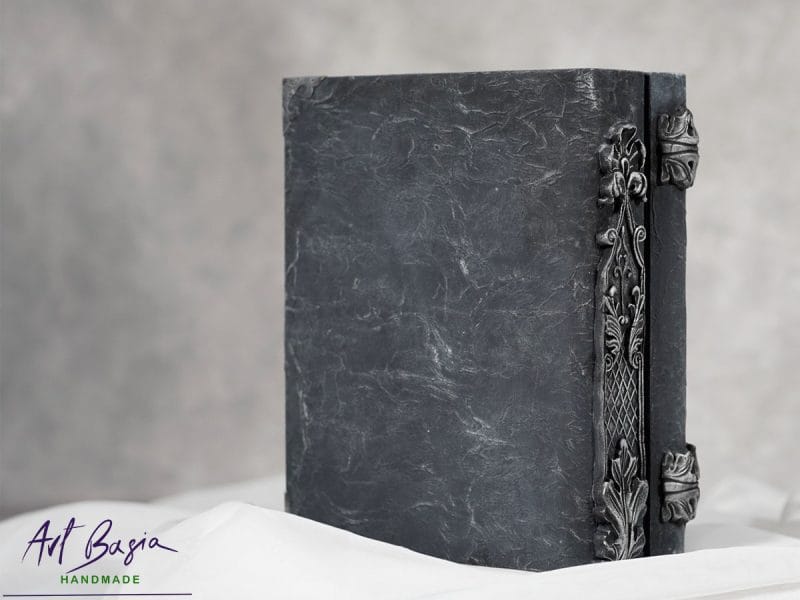 Drewniana szkatułka księga antracytowa, ręcznie zdobiona grafiką kobiety oraz ornamentami 3D