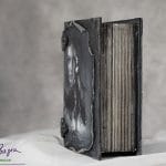 Drewniana szkatułka księga antracytowa, ręcznie zdobiona grafiką kobiety oraz ornamentami 3D