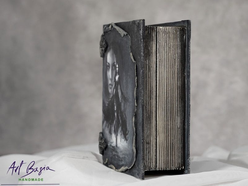 Drewniana szkatułka księga antracytowa, ręcznie zdobiona grafiką kobiety oraz ornamentami 3D