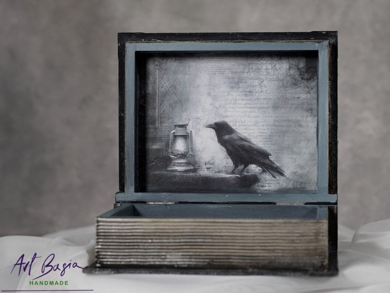 Drewniana szkatułka księga antracytowa, ręcznie zdobiona grafiką kobiety oraz ornamentami 3D