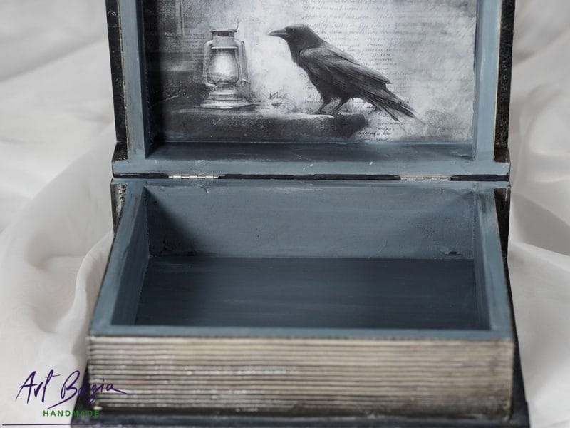 Drewniana szkatułka księga antracytowa, ręcznie zdobiona grafiką kobiety oraz ornamentami 3D