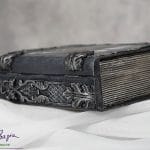 Drewniana szkatułka księga antracytowa, ręcznie zdobiona grafiką kobiety oraz ornamentami 3D