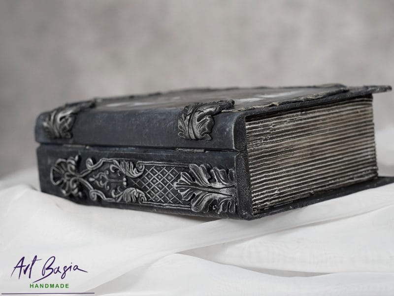 Drewniana szkatułka księga antracytowa, ręcznie zdobiona grafiką kobiety oraz ornamentami 3D