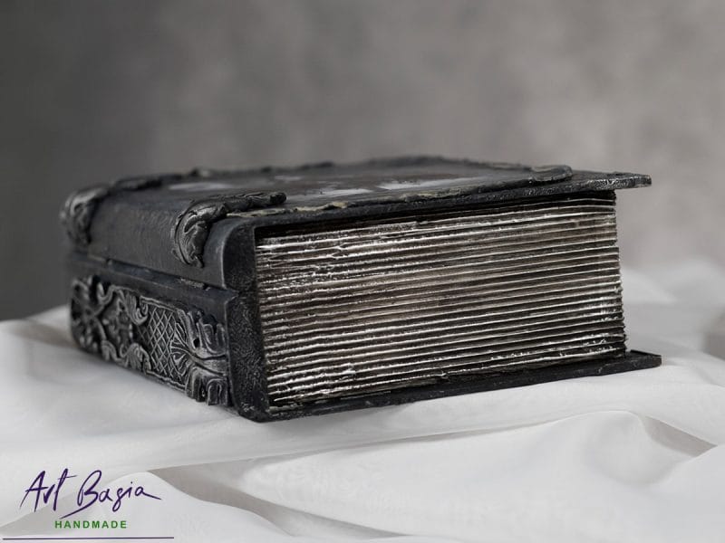 Drewniana szkatułka księga antracytowa, ręcznie zdobiona grafiką kobiety oraz ornamentami 3D