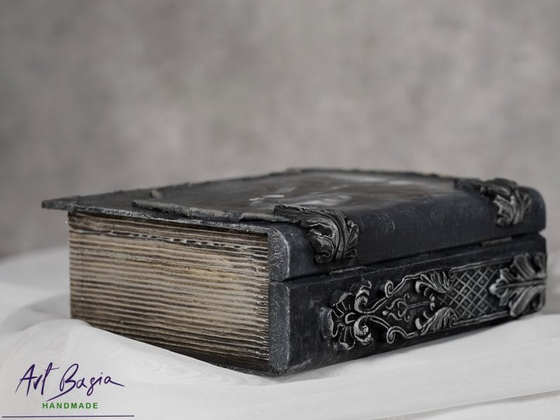 Drewniana szkatułka księga antracytowa, ręcznie zdobiona grafiką kobiety oraz ornamentami 3D