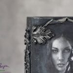 Drewniana szkatułka księga antracytowa, ręcznie zdobiona grafiką kobiety oraz ornamentami 3D