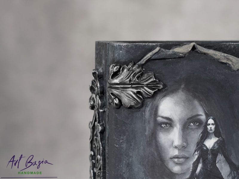 Drewniana szkatułka księga antracytowa, ręcznie zdobiona grafiką kobiety oraz ornamentami 3D