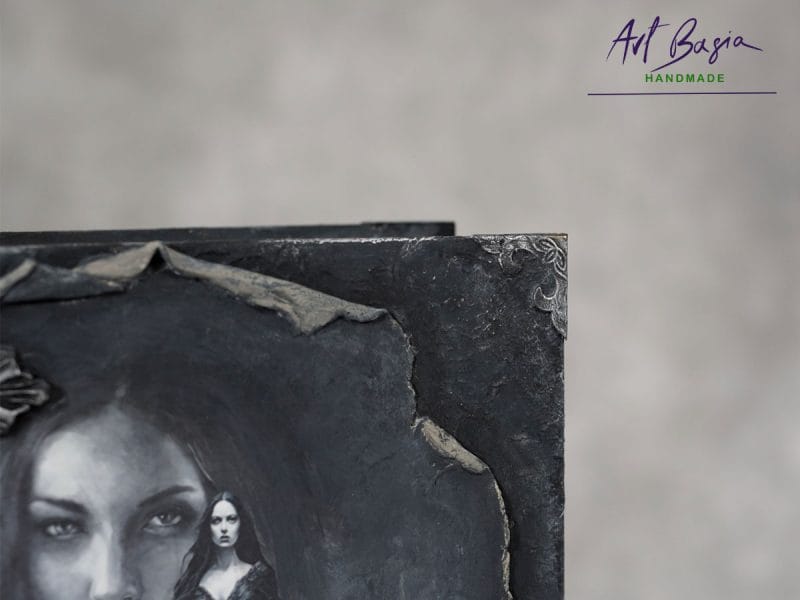 Drewniana szkatułka księga antracytowa, ręcznie zdobiona grafiką kobiety oraz ornamentami 3D