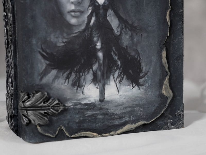 Drewniana szkatułka księga antracytowa, ręcznie zdobiona grafiką kobiety oraz ornamentami 3D