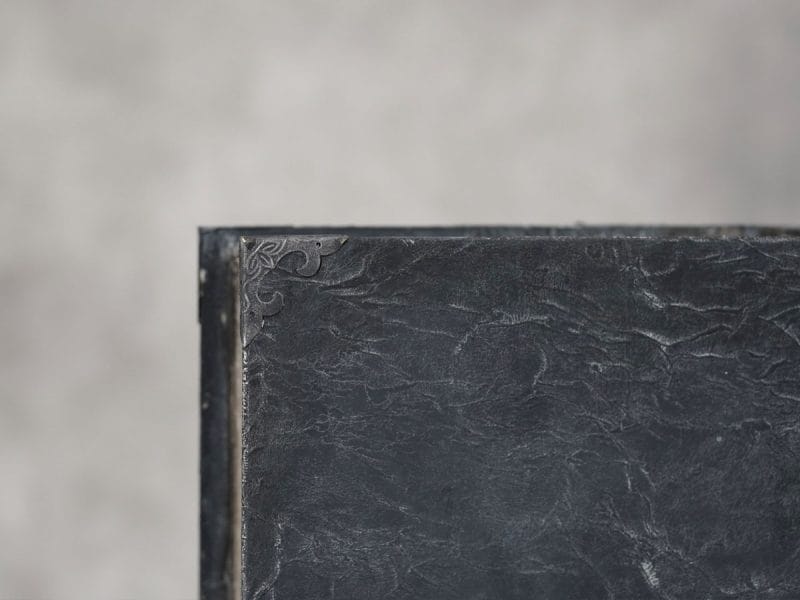 Drewniana szkatułka księga antracytowa, ręcznie zdobiona grafiką kobiety oraz ornamentami 3D