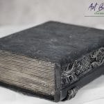 Drewniana szkatułka księga antracytowa, ręcznie zdobiona grafiką kobiety oraz ornamentami 3D