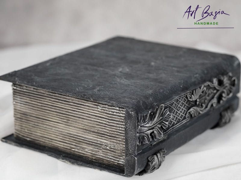 Drewniana szkatułka księga antracytowa, ręcznie zdobiona grafiką kobiety oraz ornamentami 3D