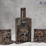 Artystyczna karafka fantasy z czaszką w koronie, efektem naturalnej rdzy i szlagmetalem – ręcznie zdobione szkło z upcyklingu ArtBasia