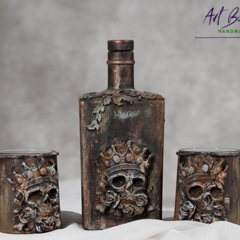 Artystyczna karafka fantasy z czaszką w koronie, efektem naturalnej rdzy i szlagmetalem – ręcznie zdobione szkło z upcyklingu ArtBasia