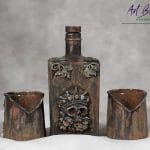 Artystyczna karafka fantasy z czaszką w koronie, efektem naturalnej rdzy i szlagmetalem – ręcznie zdobione szkło z upcyklingu ArtBasia