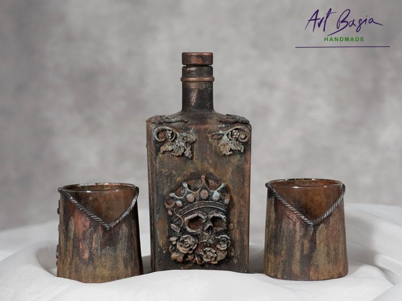 Artystyczna karafka fantasy z czaszką w koronie, efektem naturalnej rdzy i szlagmetalem – ręcznie zdobione szkło z upcyklingu ArtBasia