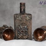 Artystyczna karafka fantasy z czaszką w koronie, efektem naturalnej rdzy i szlagmetalem – ręcznie zdobione szkło z upcyklingu ArtBasia